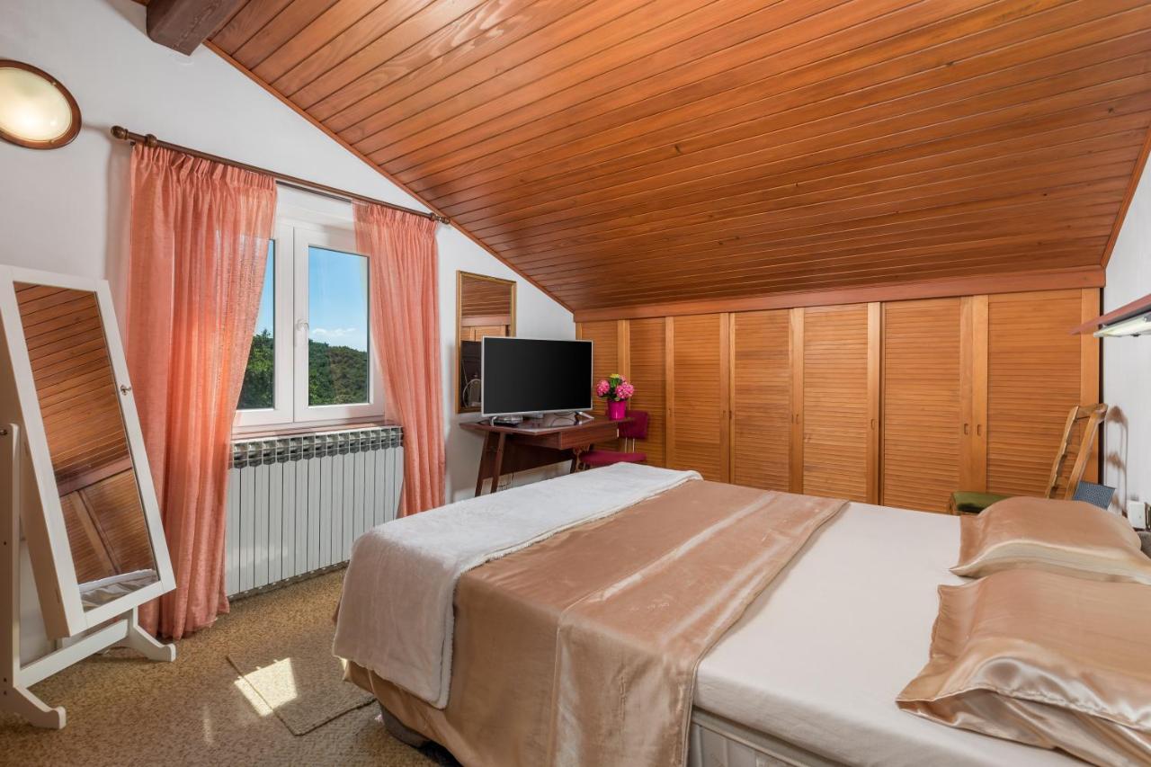 Apartment Magda With A Parking Space And Sea View Рийека Екстериор снимка